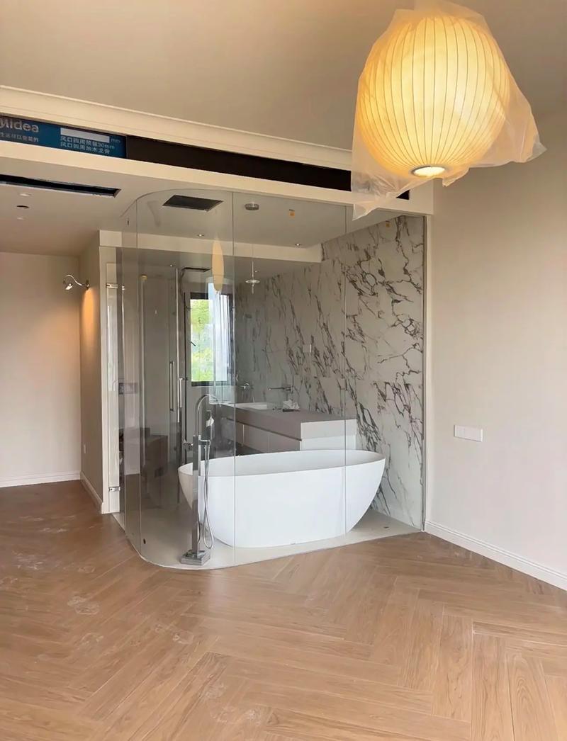 超愛弧形全玻衛(wèi)生間的透明浴室 打造明亮通透的衛(wèi)浴空間